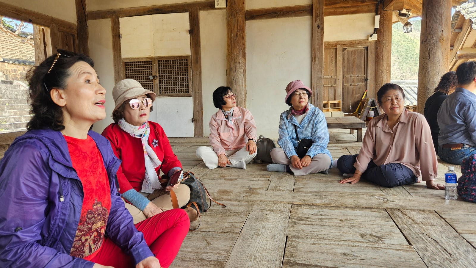 병산서원 한옥 마루에 둘러앉아 이야기 나누는 일행