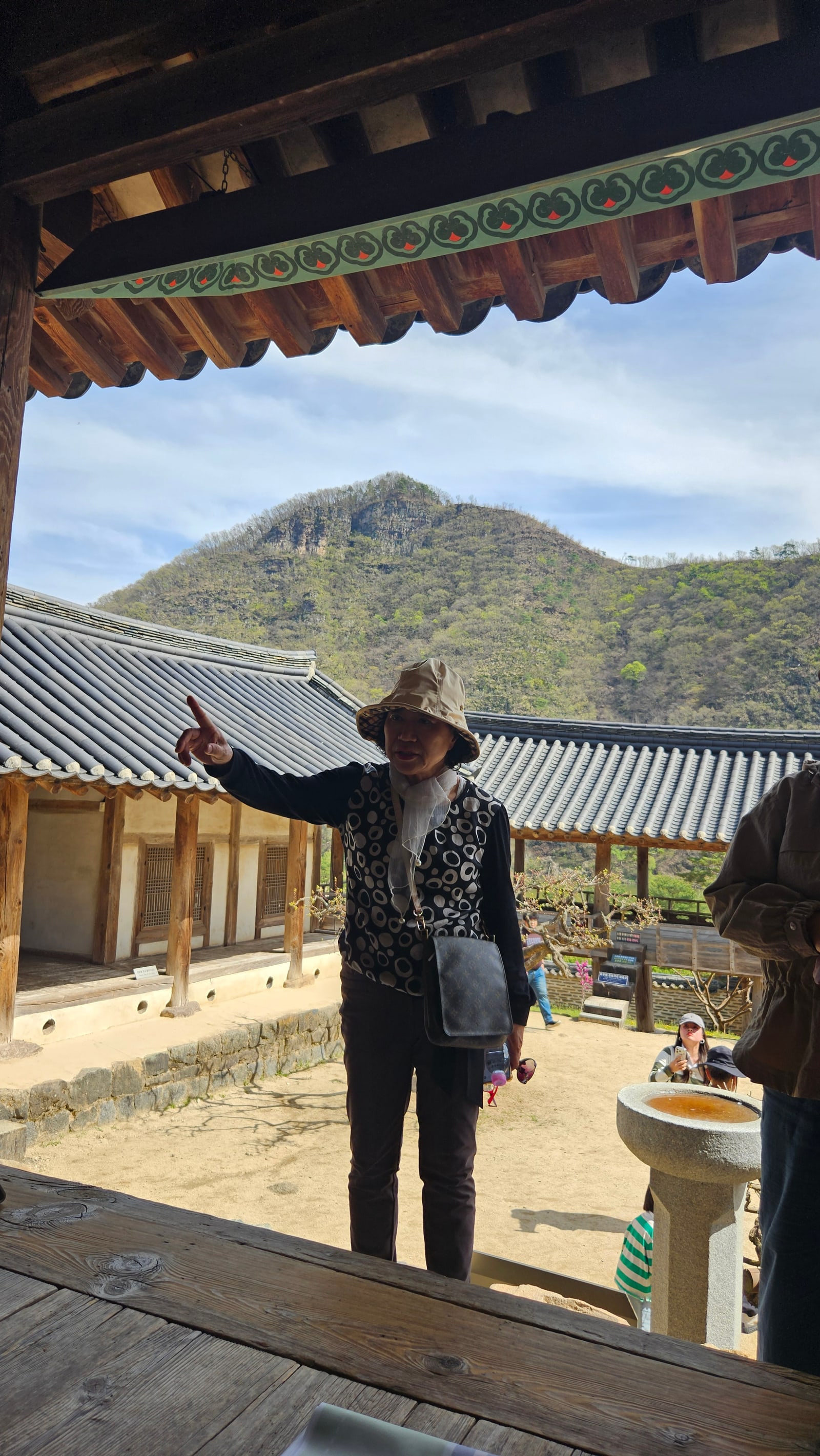 만대루 난간에 기대어 병산 능선을 바라보는 모습